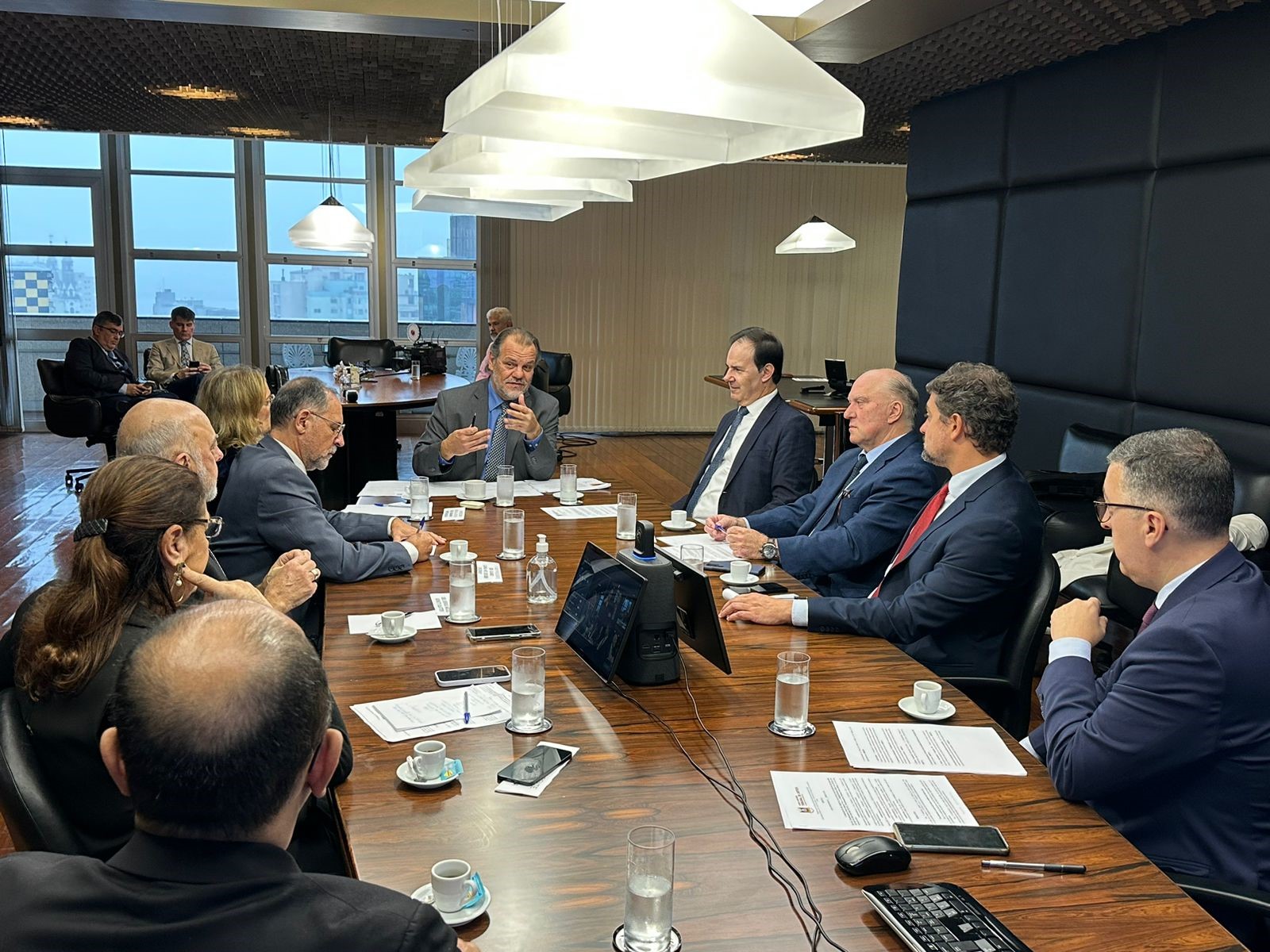 Reunião no Palácio da Justiça, mostrando os magistrados sentados à mesa de reuniões