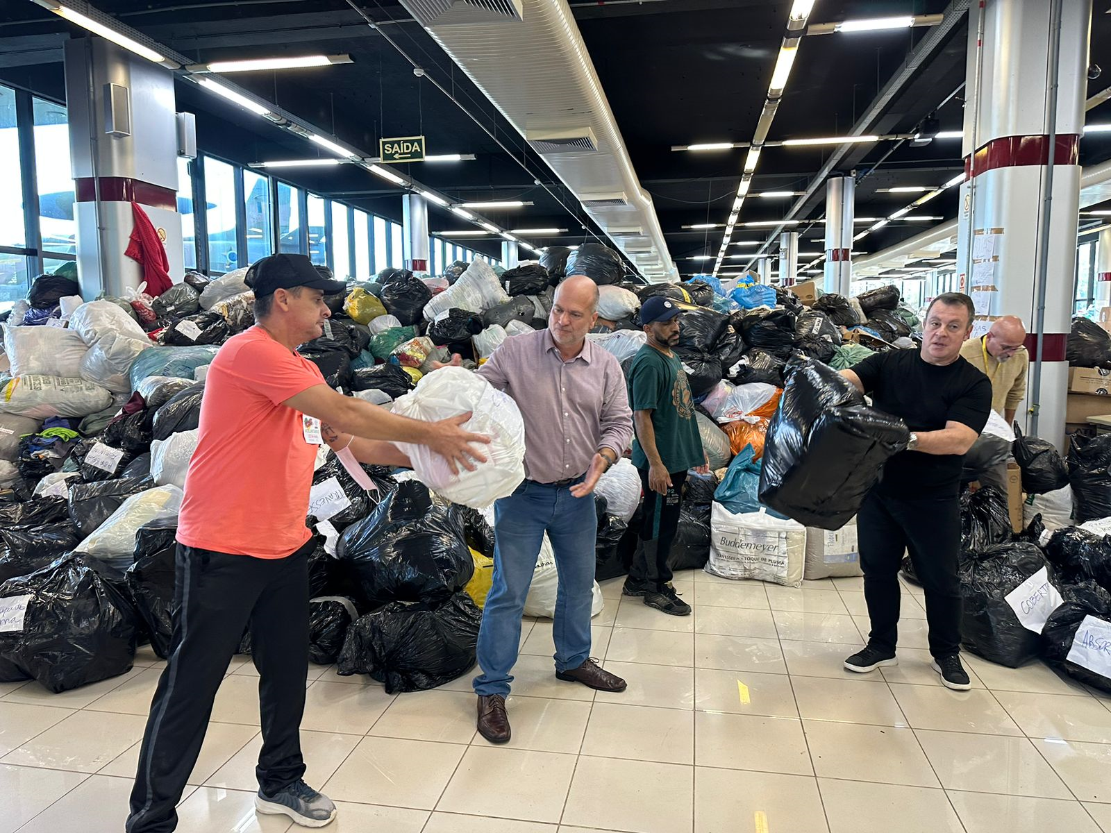 Des. Lucena e juiz Márcio ajudando a organizar as doações