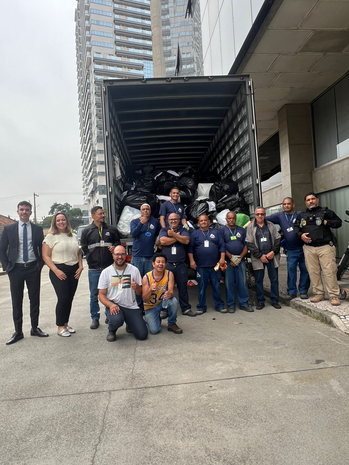 ônibus com doações de SP e pessoas na frente do caminhão
