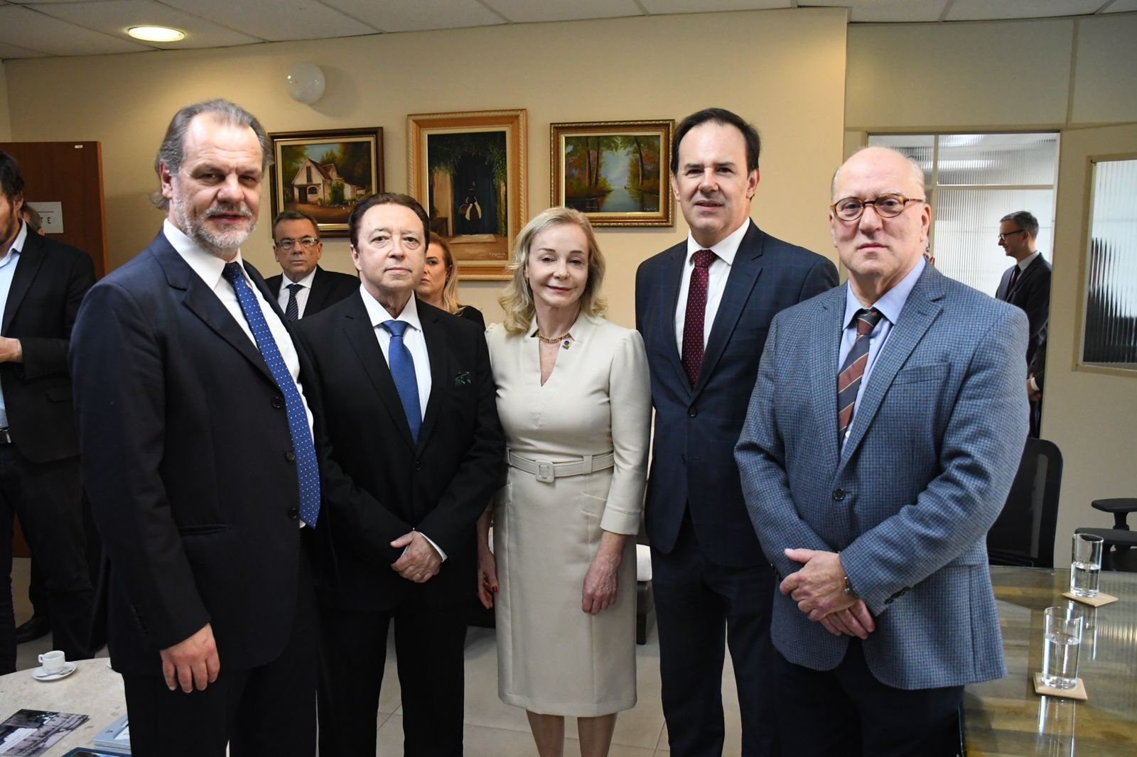 Des. Alberto Delgado Neto (presidente do TJ/RS), Des. Voltaire Lima de Moraes (novo presidente do TRE-RS), Desa. Vanderlei Kubiak (presidente anterior do TRE-RS), Des. Fernando Quadros da Silva (presidente do TRF-4) e Des. Ricardo Martins Costa (presidente do TRT-4)
