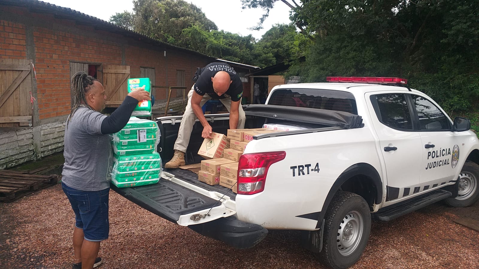Viatura transporta donativos