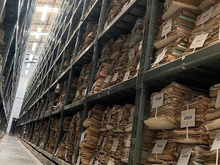 prateleiras de arquivos com lotes de processos arquivados