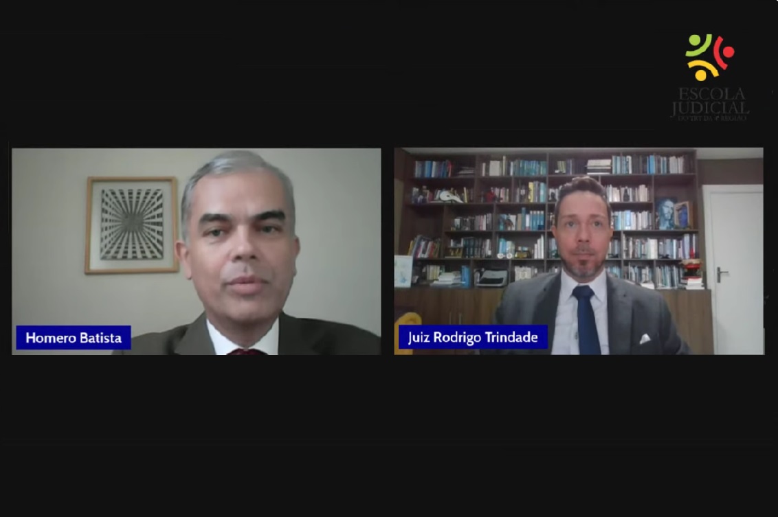 Imagem do evento, com o desmbargador Homero Brito falando à esquerda e o juiz Rodrigo Trindade em outra tela à direita. O logo da Escola Judiical aparece no topo da imagem.