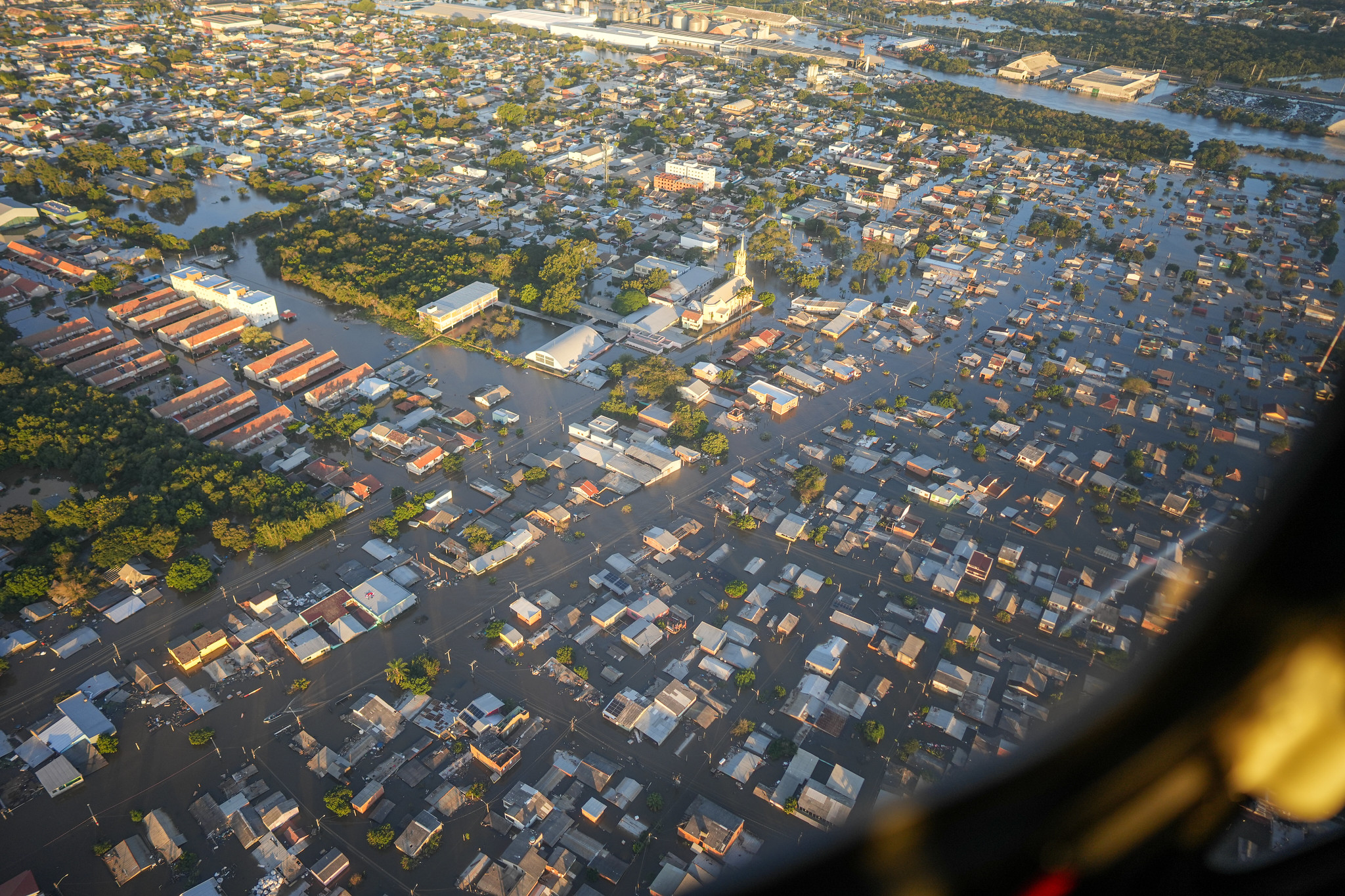 Foto aérea de região alagada em Porto Alegre.
