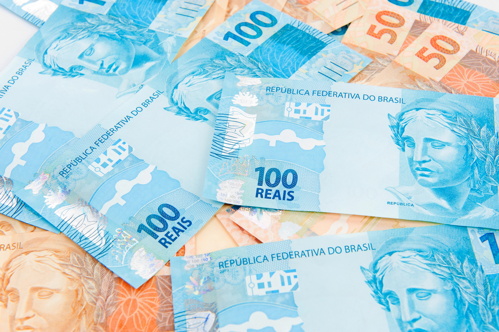 Foto ilustrativas de notas de R$ 100 e R$ 50.