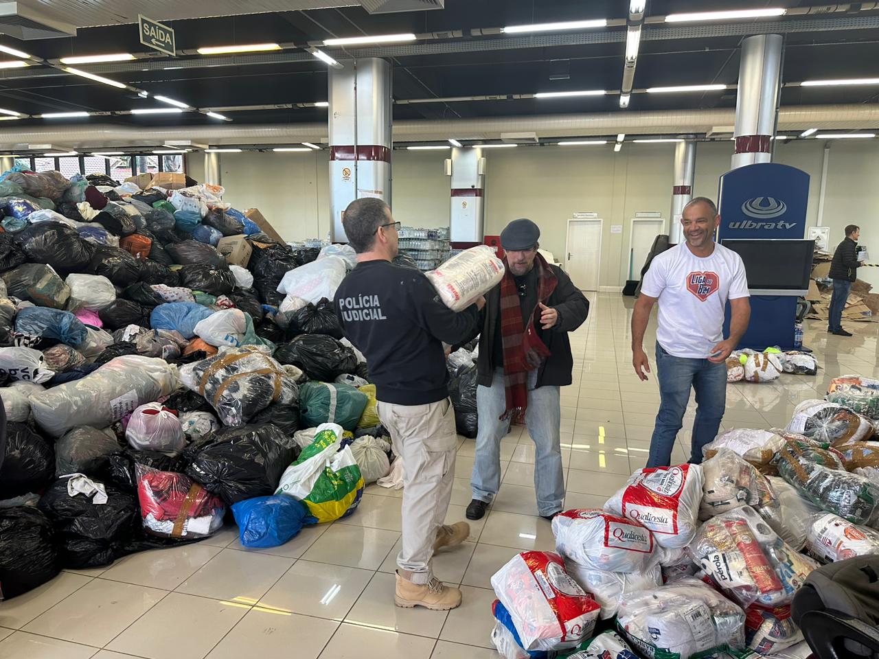 Foto desembargador Vargas ajudando na entrega de donativos.jpg