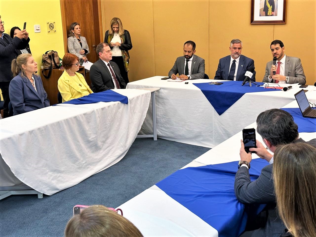 Ministro Jorge Messias anuncia as medidas. No canto esquerdo da foto aparece a vice-corregedora Maria Madalena Telesca