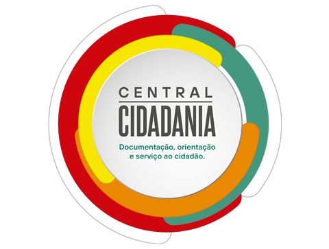 A imagem mostra um logotipo circular com o texto centralizado "CENTRAL CIDADANIA" em letras maiúsculas. Abaixo do texto principal, há uma legenda menor dizendo "Documentação, orientação e serviço ao cidadão." O design ao redor do texto consiste em anéis ou arcos coloridos em tons de vermelho, laranja, amarelo e verde. Estes arcos circundam o texto, com suas pontas se sobrepondo em um padrão circular, criando uma aparência dinâmica e moderna.