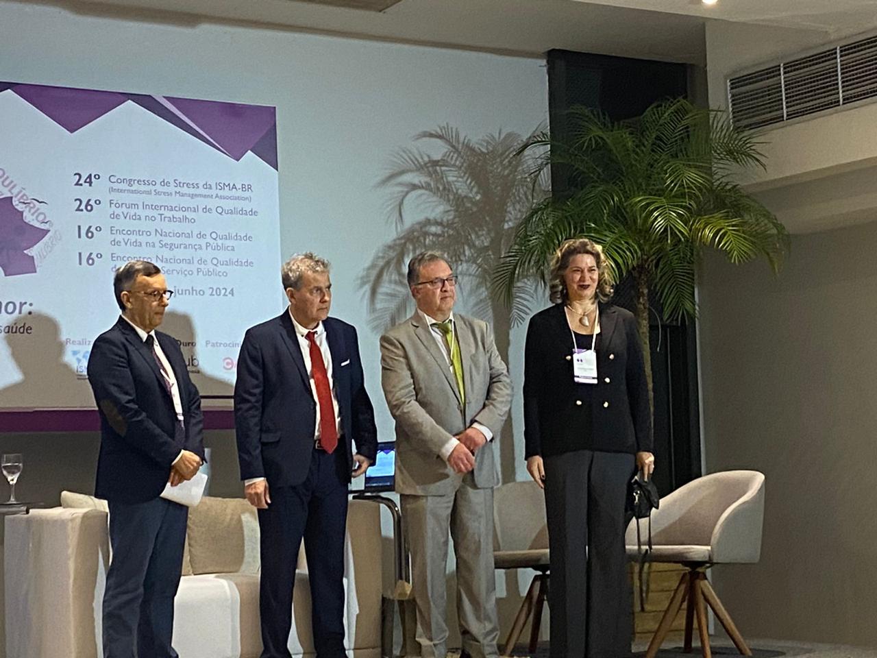 Desembargador Ricardo Fraga e des. Cláudio Cassou no palco do evento, ao lado de um homem e de uma mulher.