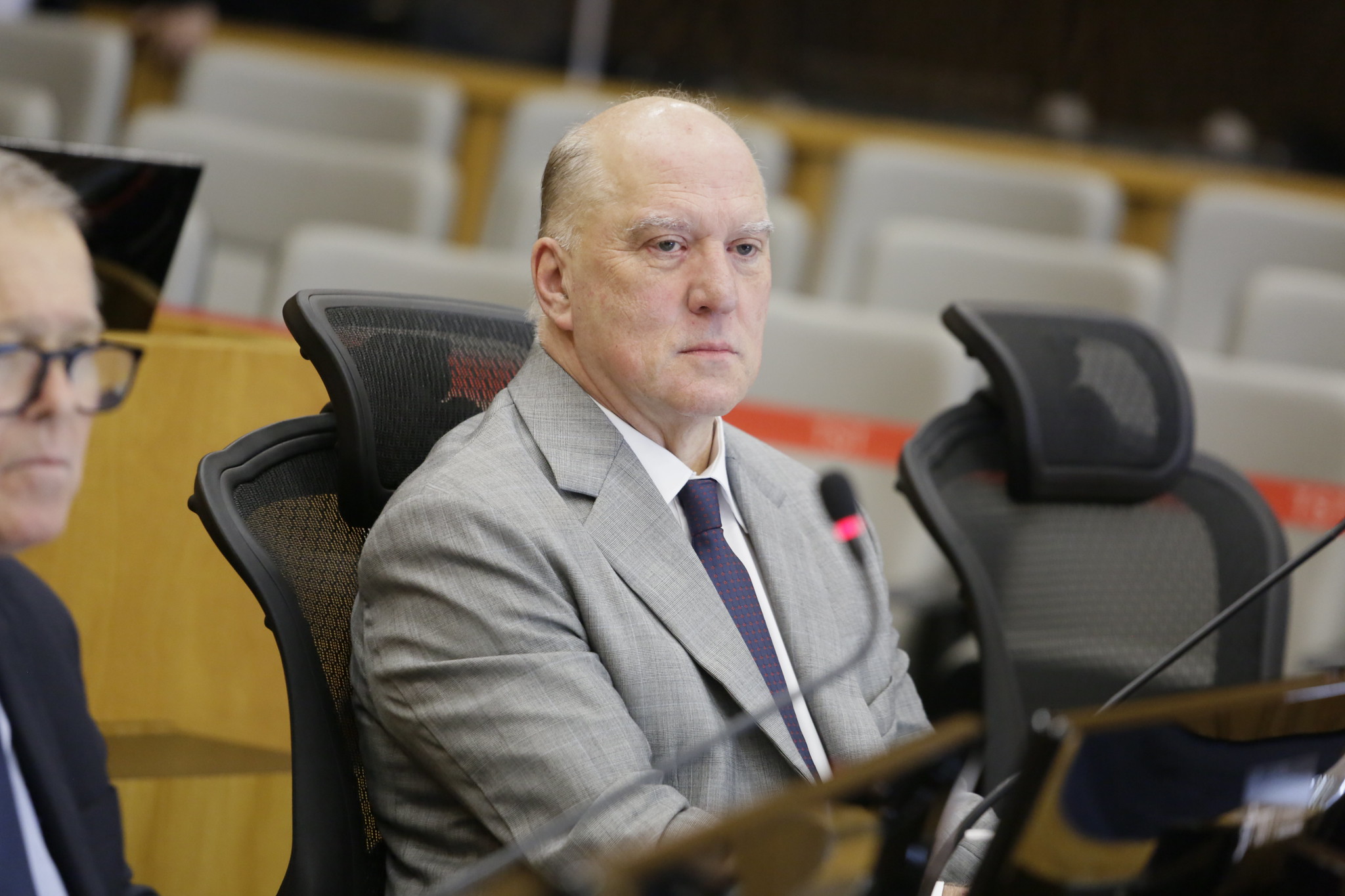 Des. Martins Costa, em seu assento no plenário do CSJT