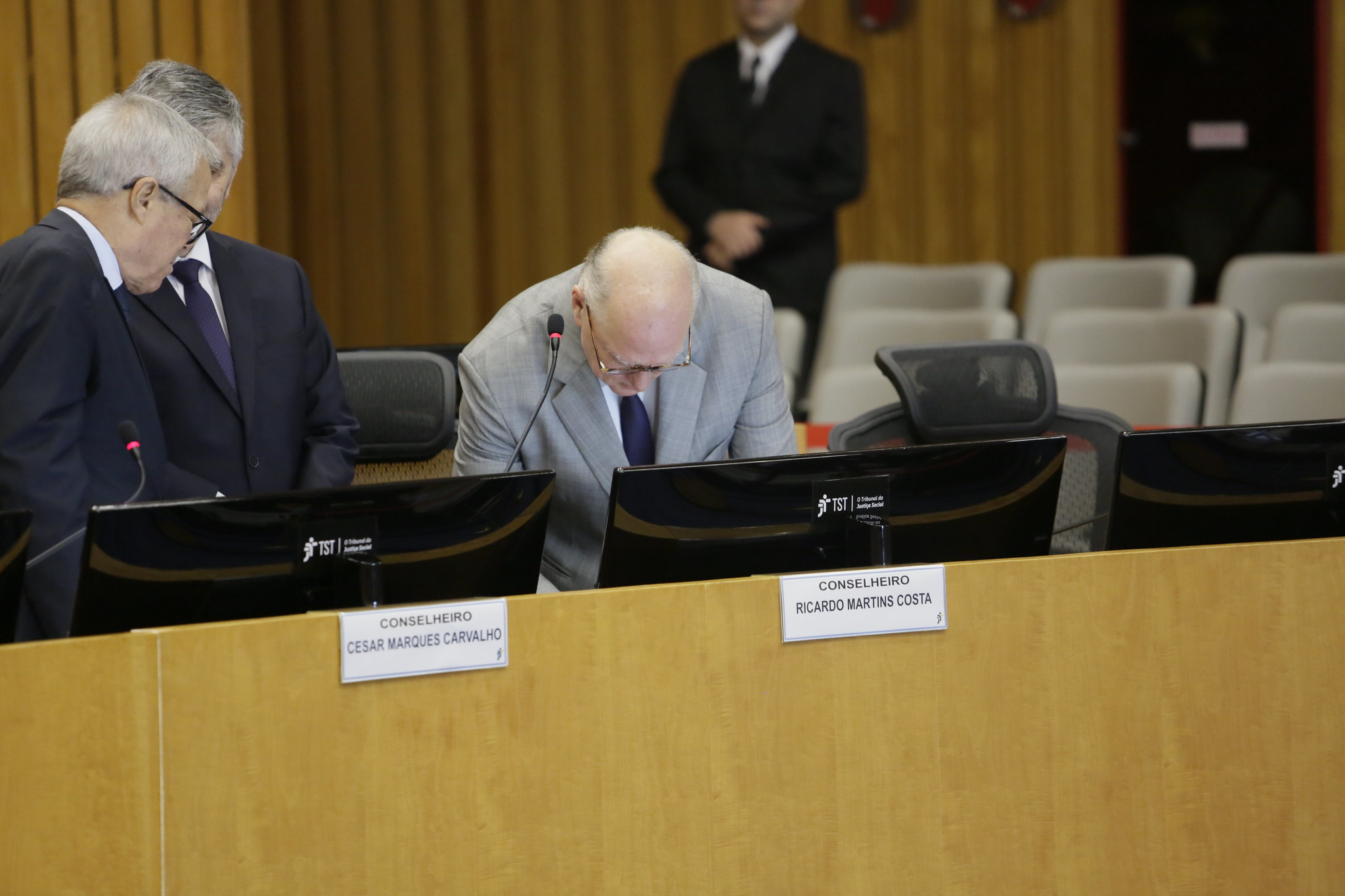 Des. Martins Costa, assinando o termo de posse