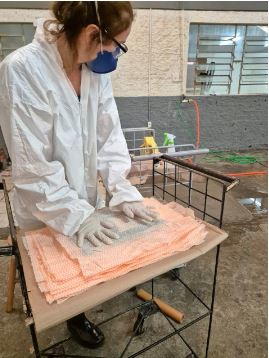 Servidora Kátia secando folha a folha de um processo