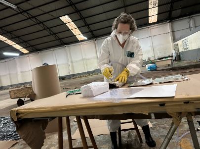 Servidora Juciane aspirando fungo de processo