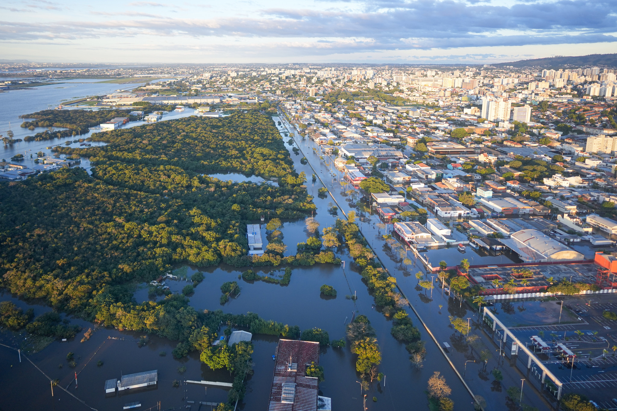 foto aérea de Porto Alegre e região metropolitana durante as enchentes