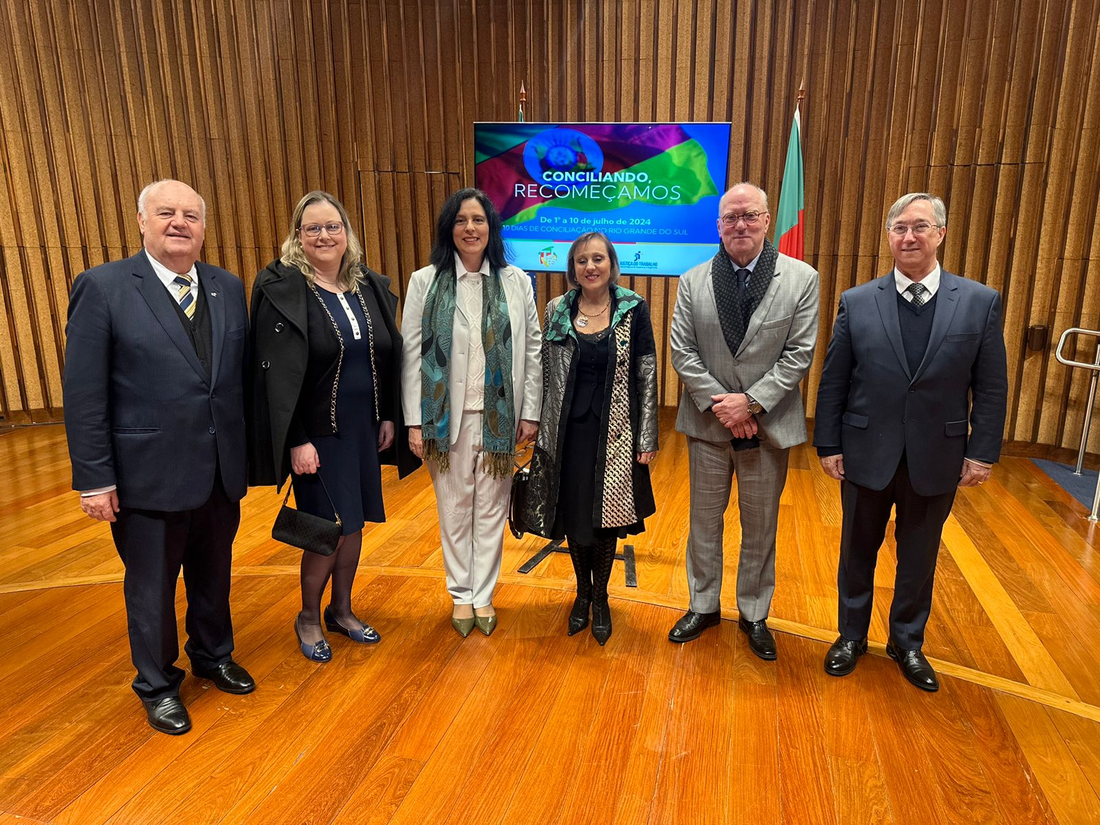 Foto posada dos representantes do TRT-4 na cerimônia