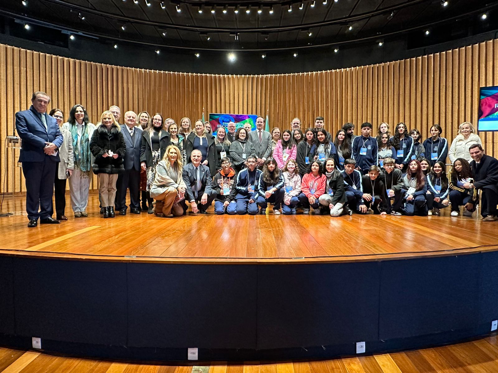 Foto das autoridades com os alunos da Escola Jorge Enéas Sperb