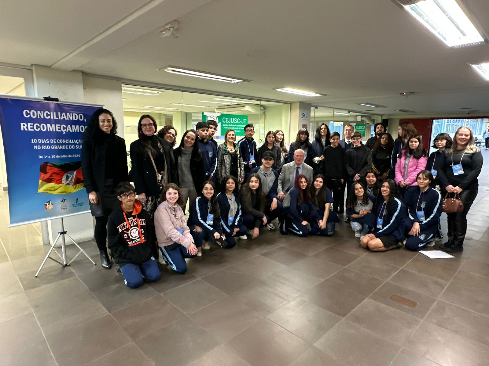 Foto Martins Costa com estudantes, juízes e servidores