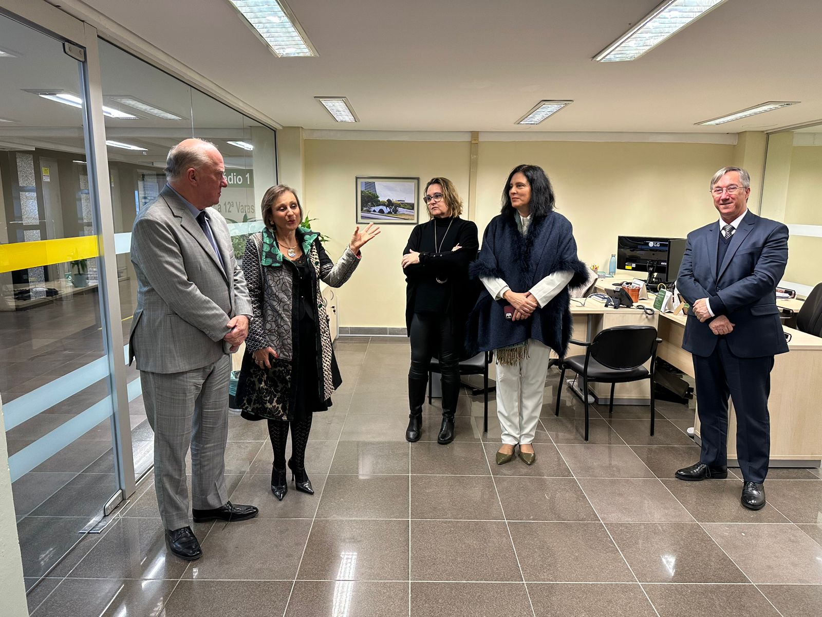 Martins Costa com juízes e servidora do TRT-4