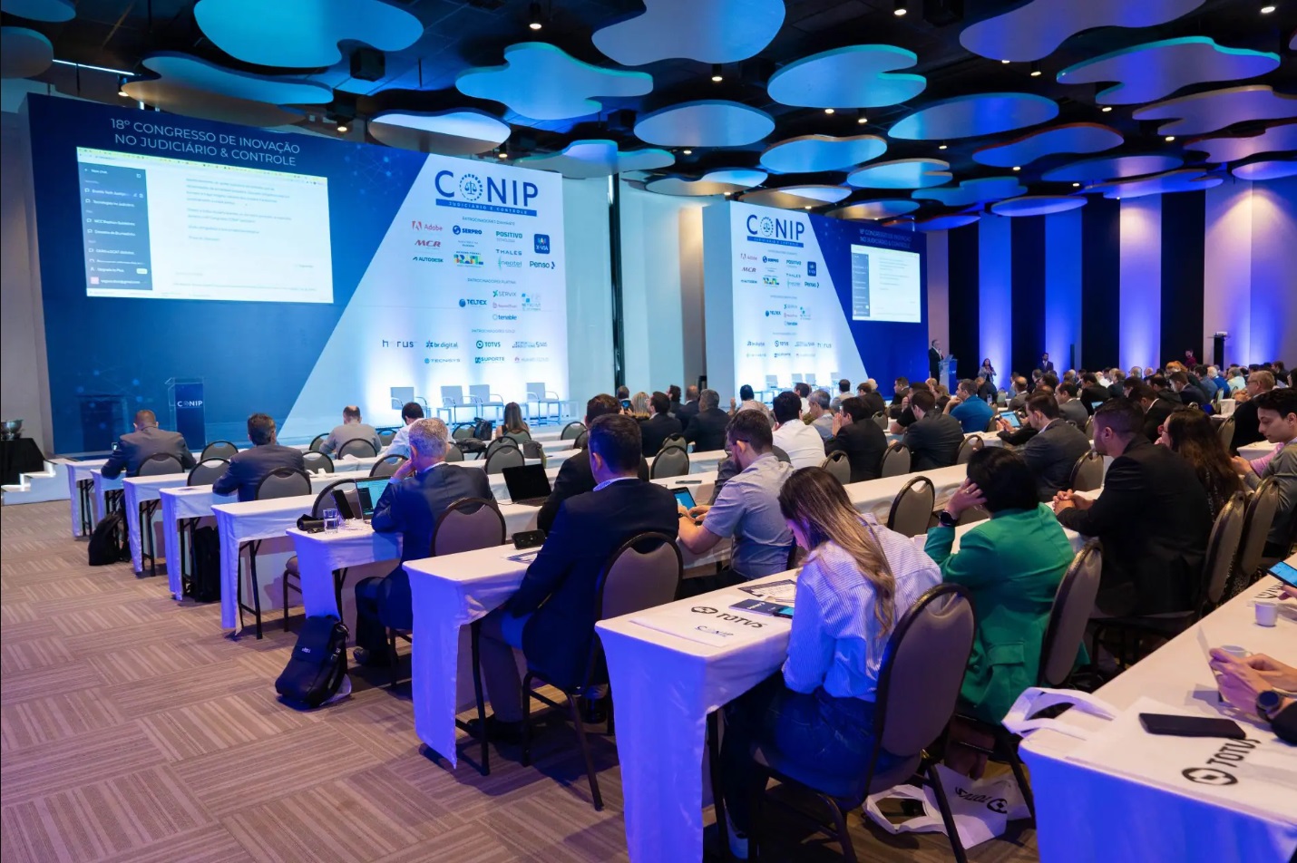Foto da edição 2023 do Conip, mostrando público e palco.