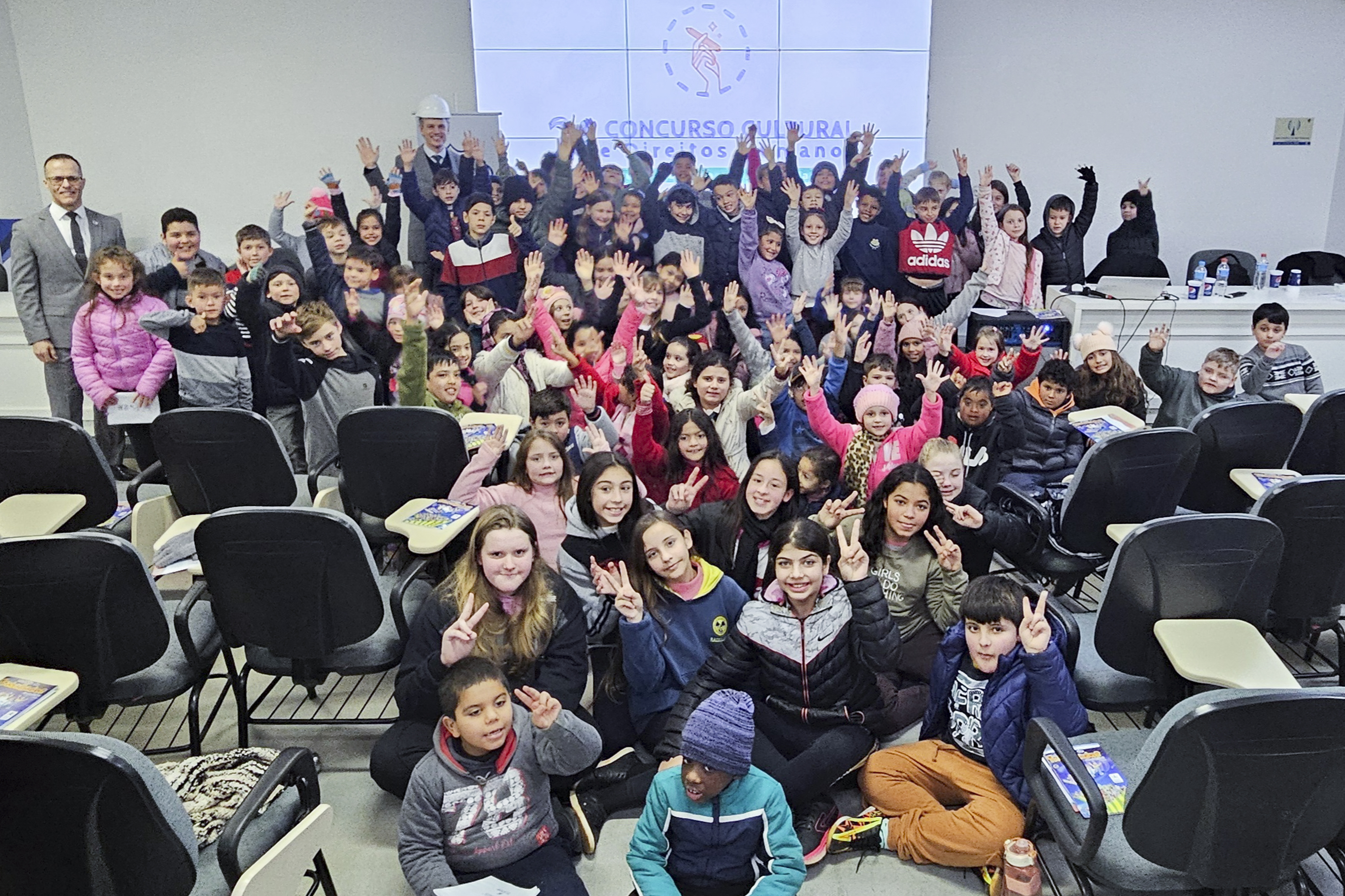 Alunos da escola de Ijuí posam para a foto na sala de aula