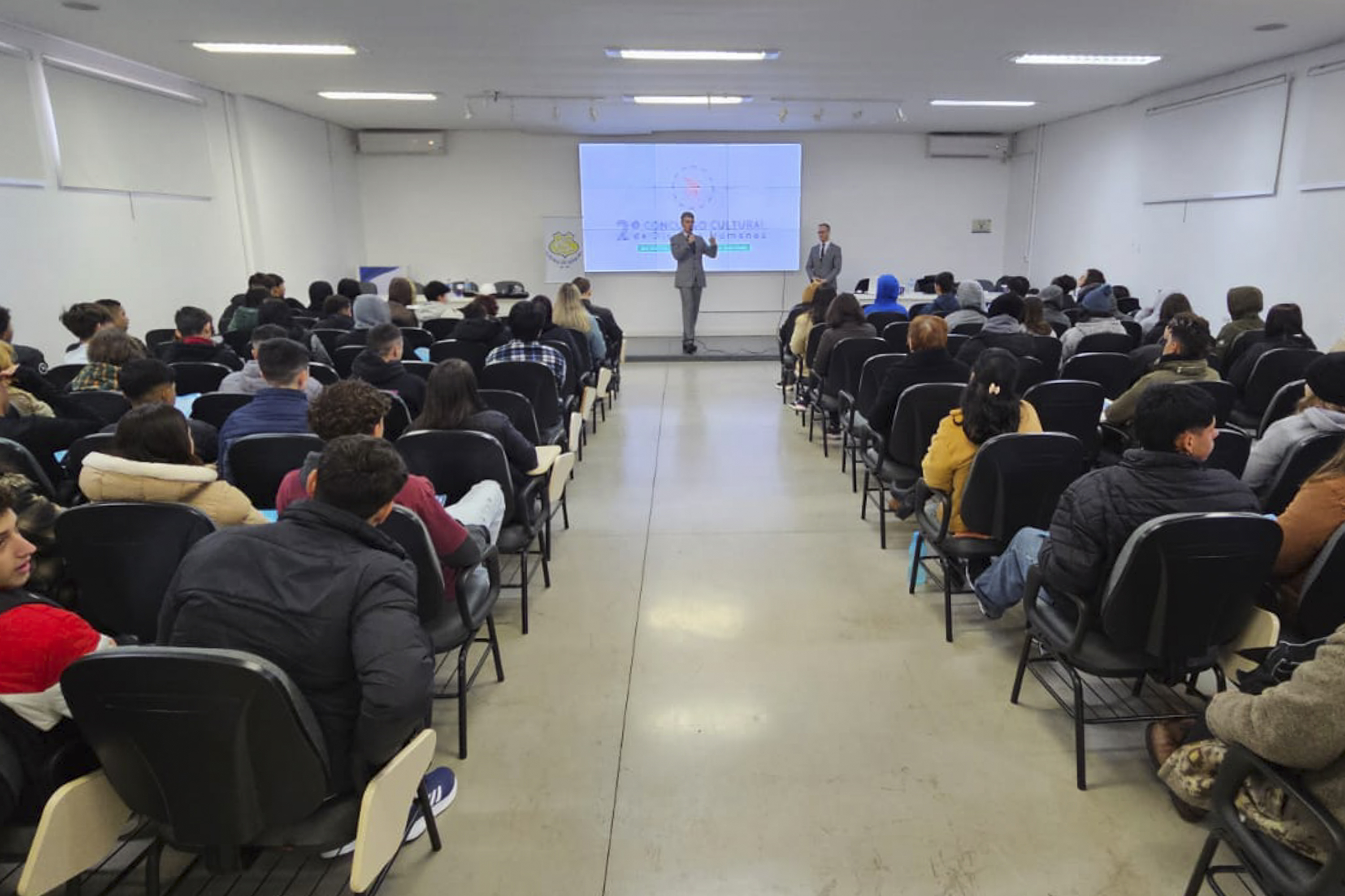Equipe do TRT-RS apresenta concurso para alunos da escola de Ijuí