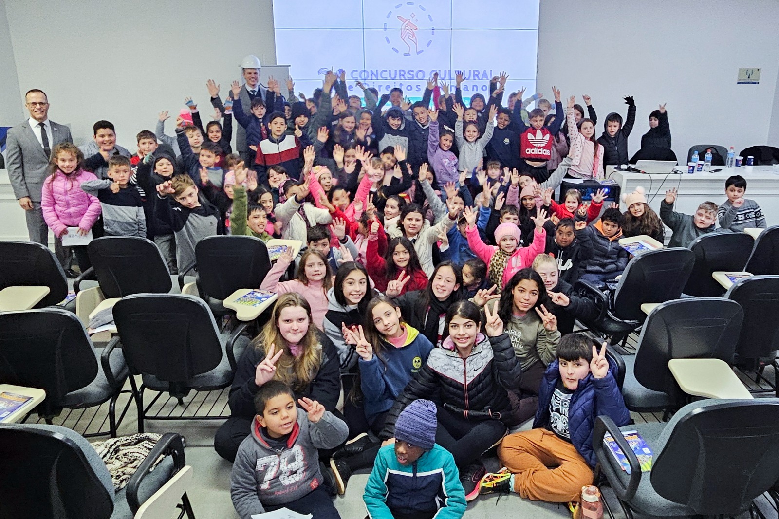 Alunos da escola de Ijuí posam para a foto na sala de aula