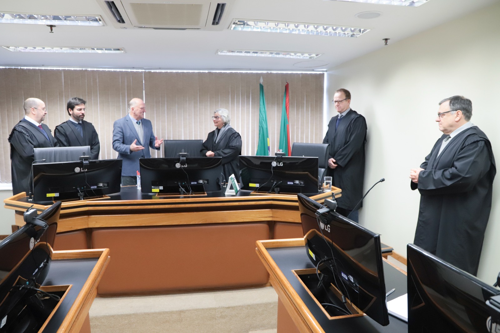 Presidente Martins Costa visita sessão da 2ª Turma