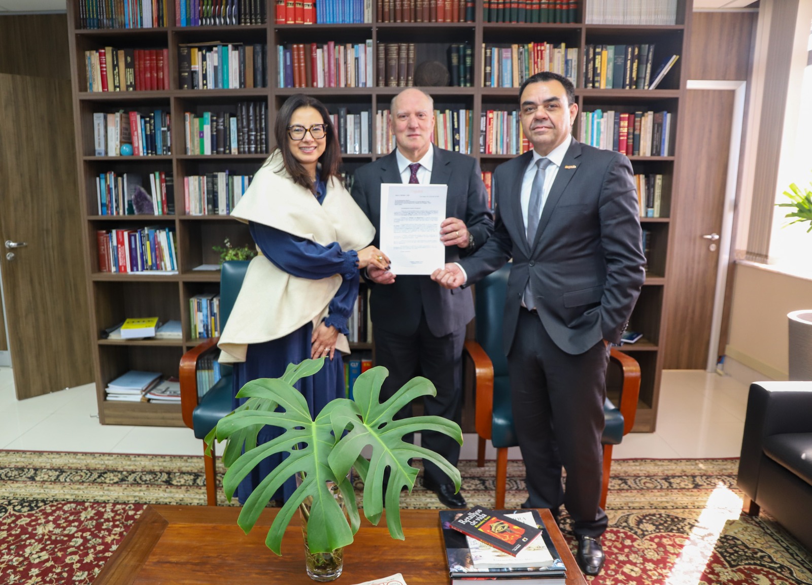 Foto entrega de convite Ajuris.jfif