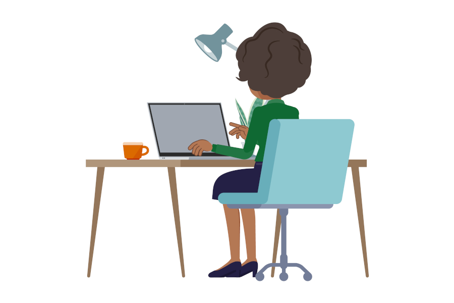 A imagem mostra uma ilustração de uma pessoa sentada de costas em uma mesa de trabalho. Ela está usando um blazer verde e uma saia azul escura, enquanto trabalha em um laptop. Há uma xícara laranja sobre a mesa, ao lado do laptop, e uma luminária de mesa presa à parede acima da mesa. A cadeira é azul clara com rodas. A cena sugere um ambiente de trabalho ou estudo, com a pessoa concentrada em suas atividades no computador.