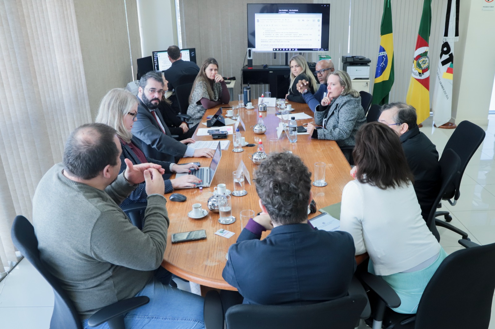 Foto da mesa de negociação na sessão de mediação da Fase.