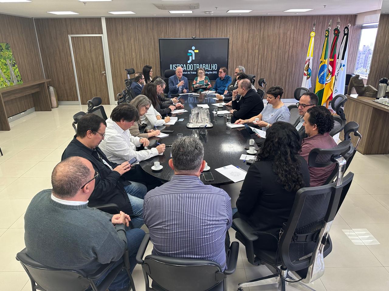 Foto da reunião no Salão Nobre, mostrando a mesa com todos os participantes