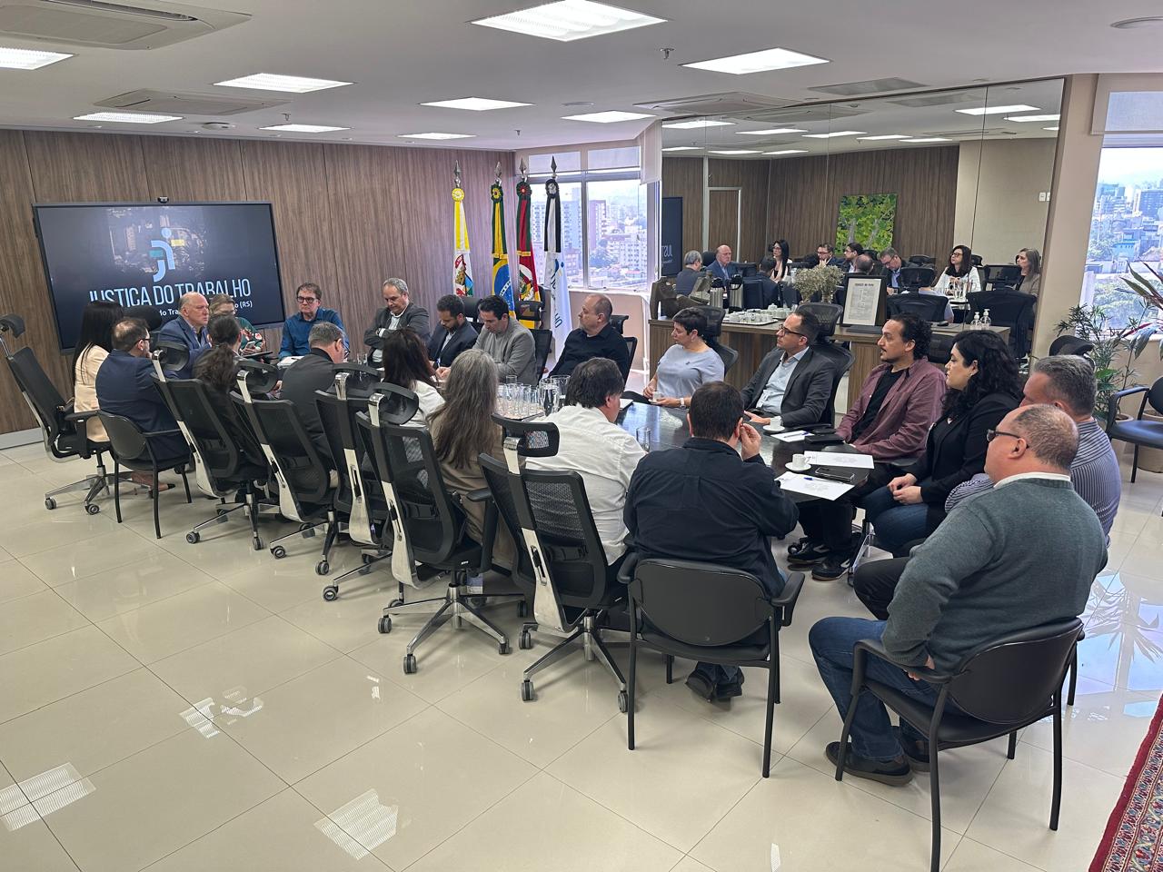 Foto da reunião no Salão Nobre, mostrando a mesa com todos os participantes