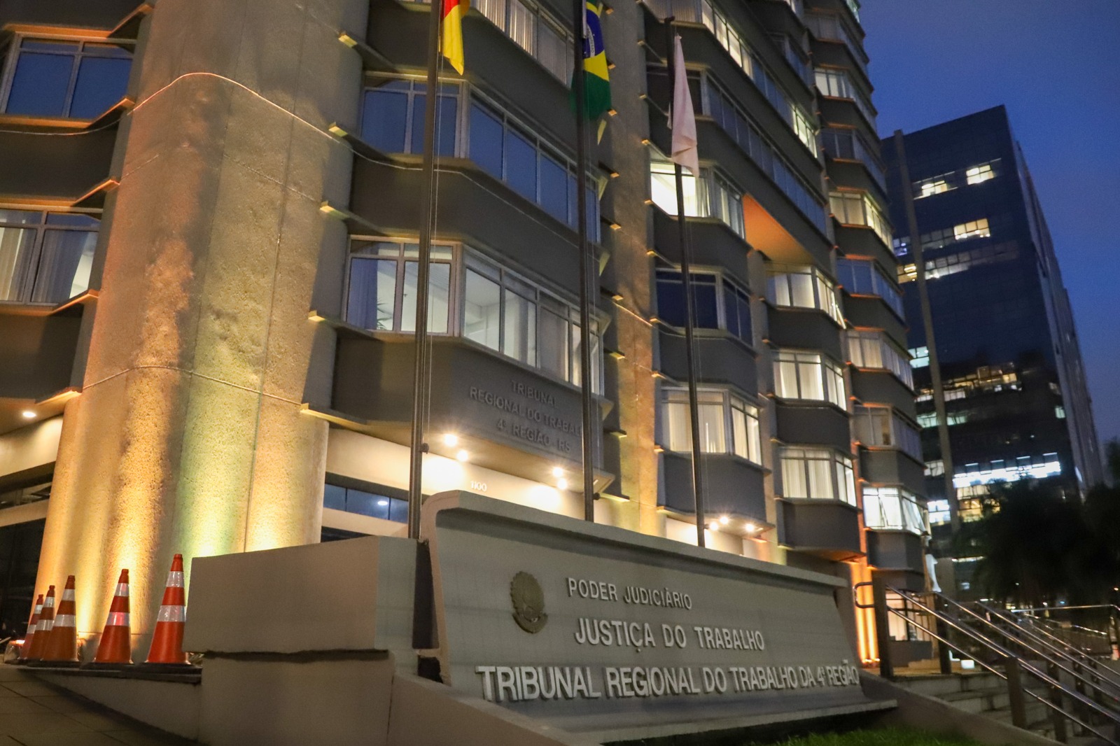 Fachada do TRT-4 iluminada na cor amarelo.