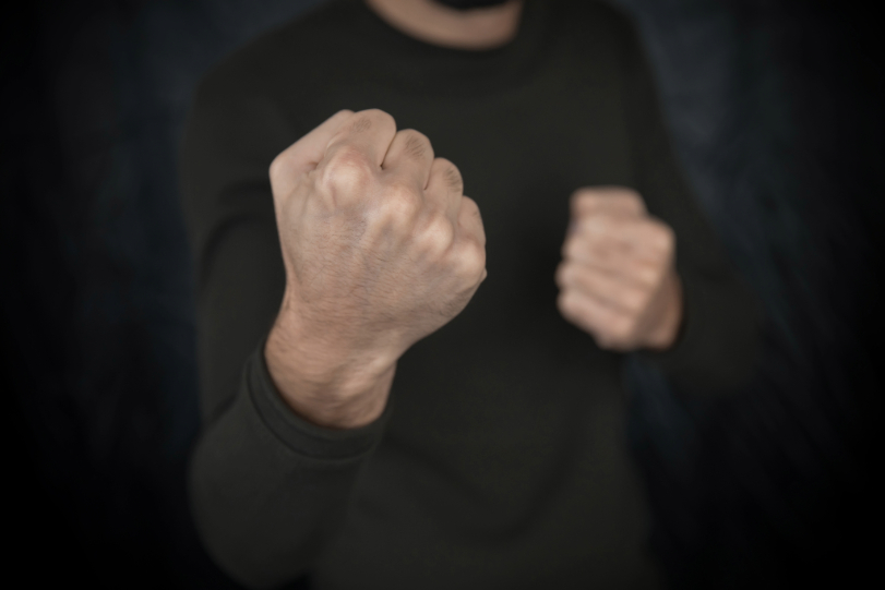 Mãos de homem preparadas para dar um soco