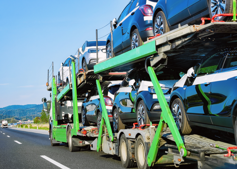 Caminhão transporta veículos.