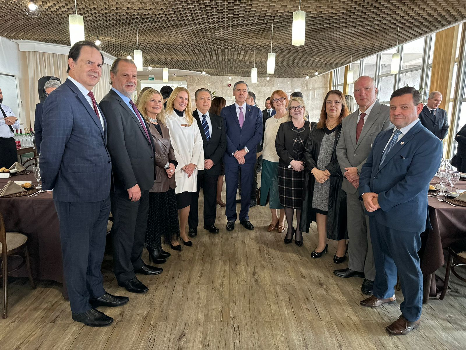 Foto posada dos magistrados participantes da reunião