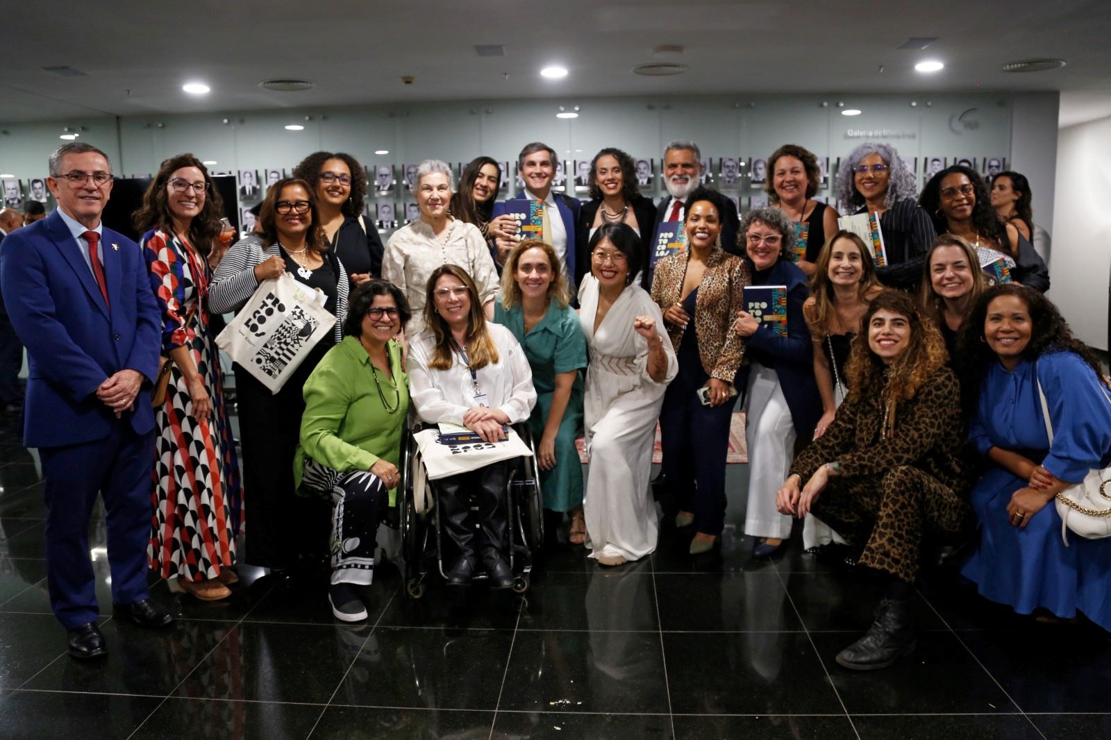 Foto coletiva de magistrados e servidores