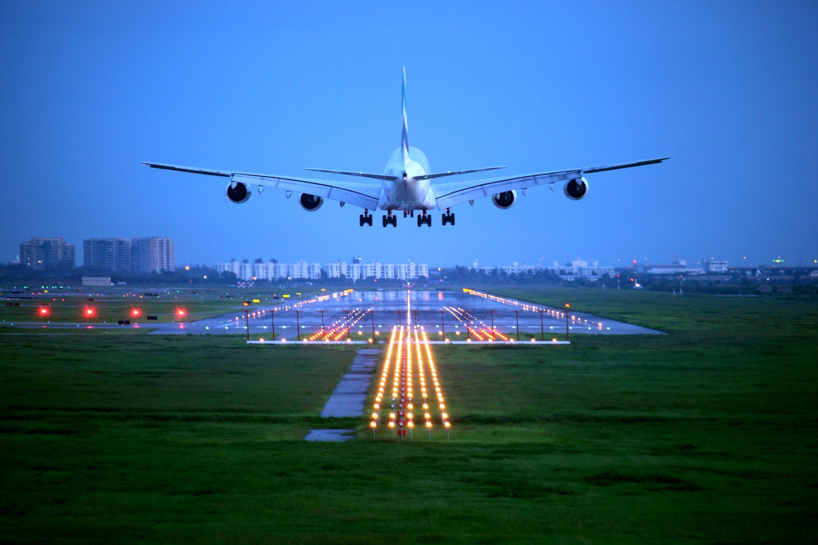 Foto de um avião pousando numa pista de aeroporto.jfif