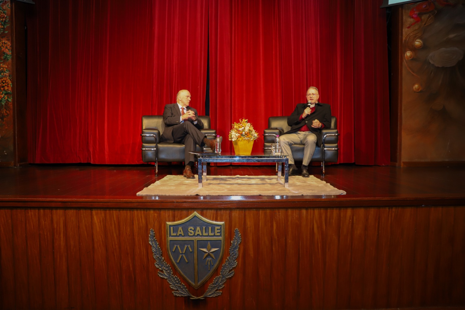 Martins Costa e Diógenes lado a lado no palco.jfif