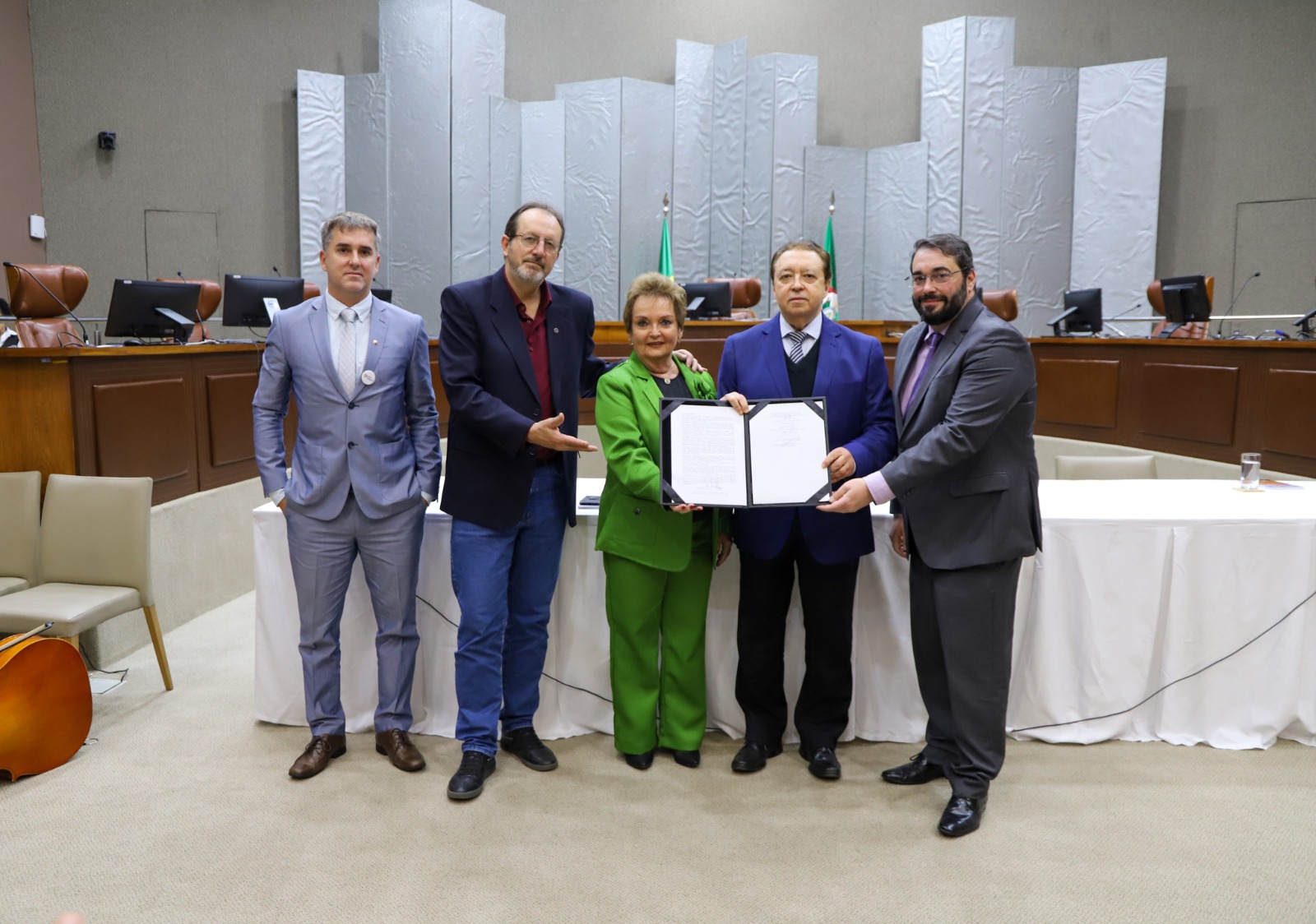 Foto posada dos presentes que assinaram a nota.