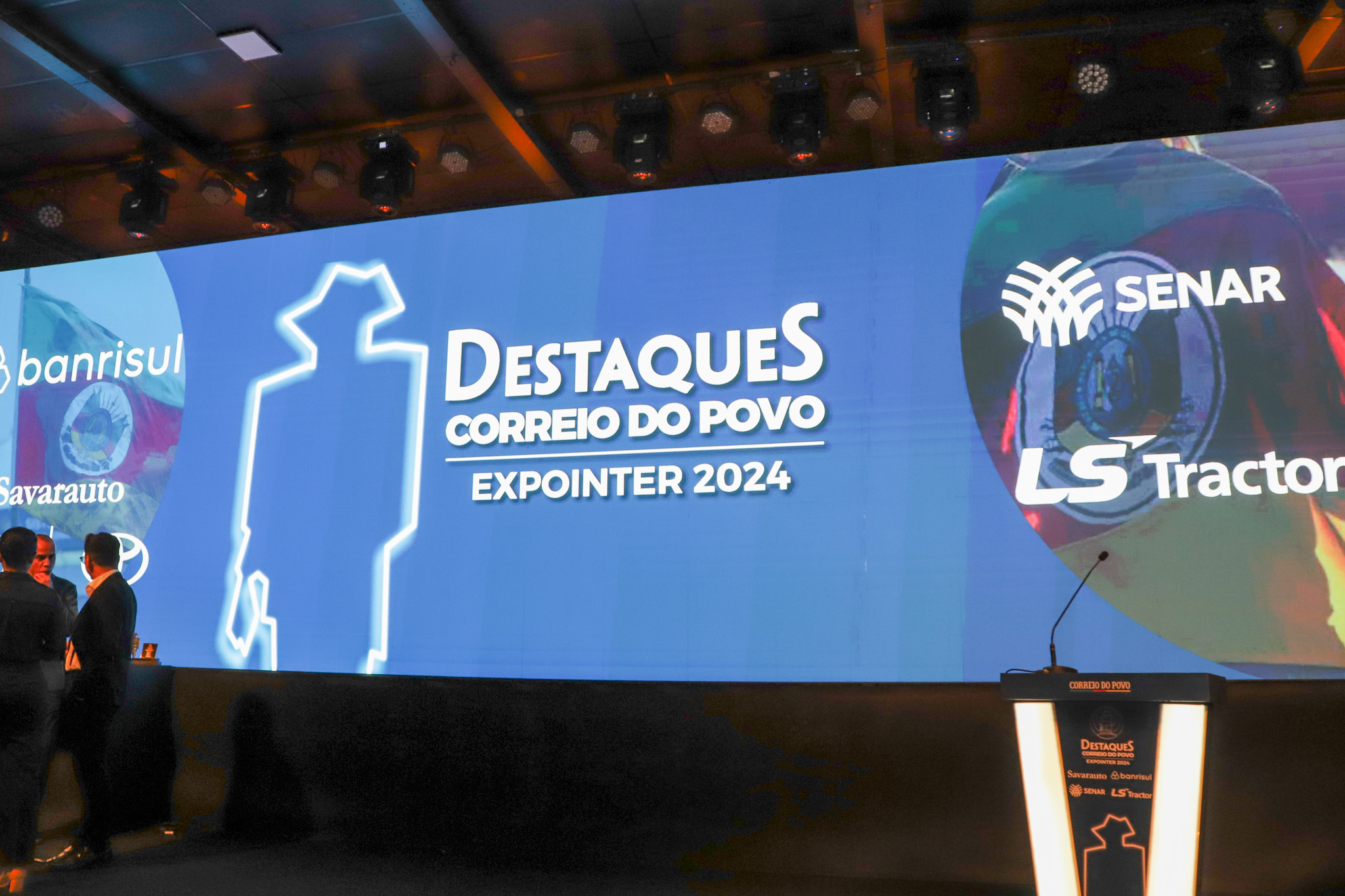 Foto do telão do evento, com o título da premiação