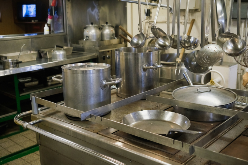 cozinha industrial, de cor metálica