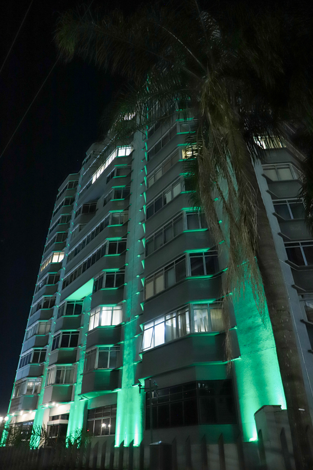 Fachada do Tribunal, iluminada em verde