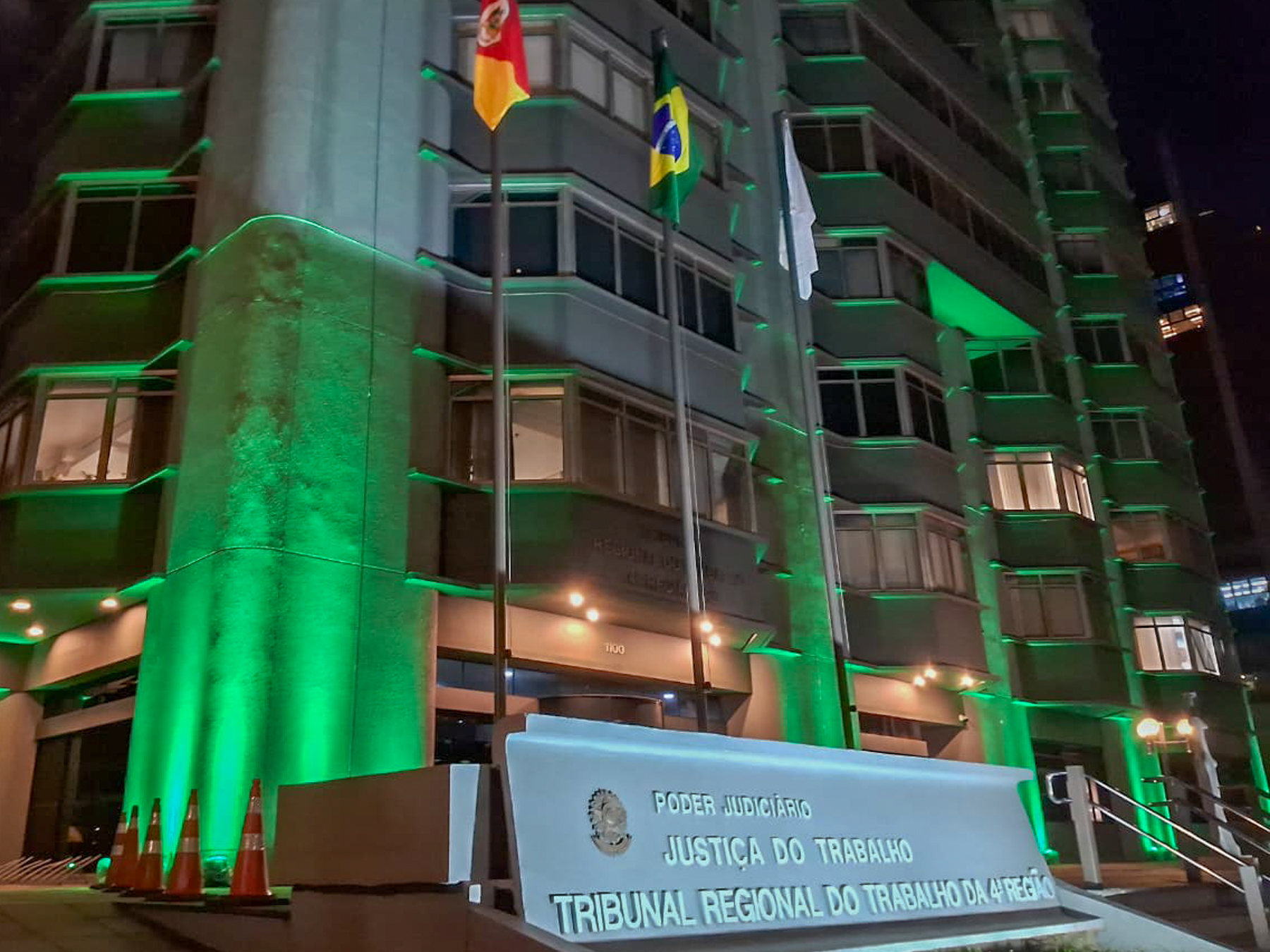 Fachada do Tribunal, iluminada em verde