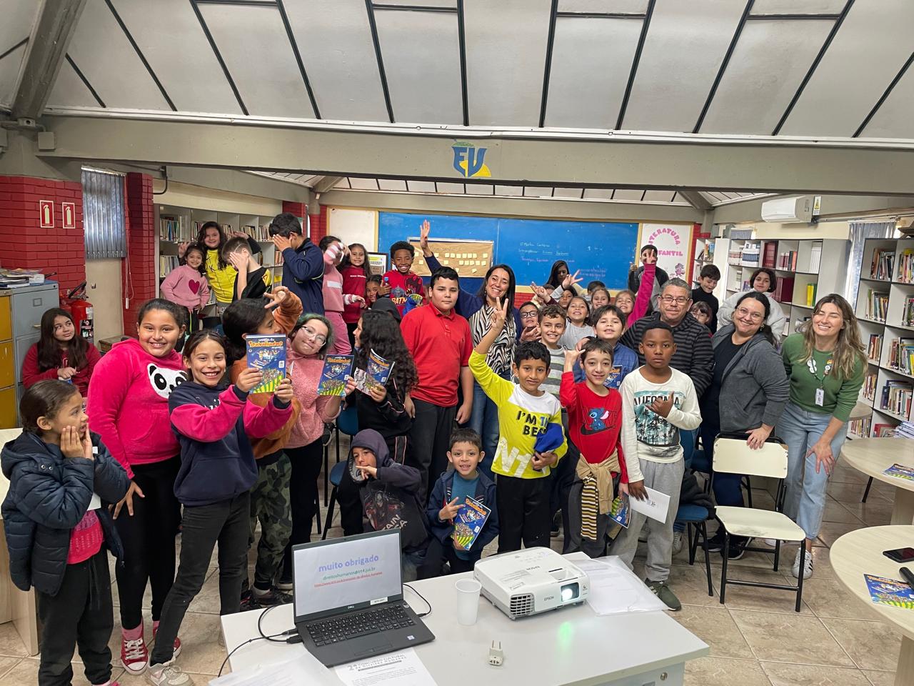 Alunos da escola de Alvorada posam para a foto na sala de aula