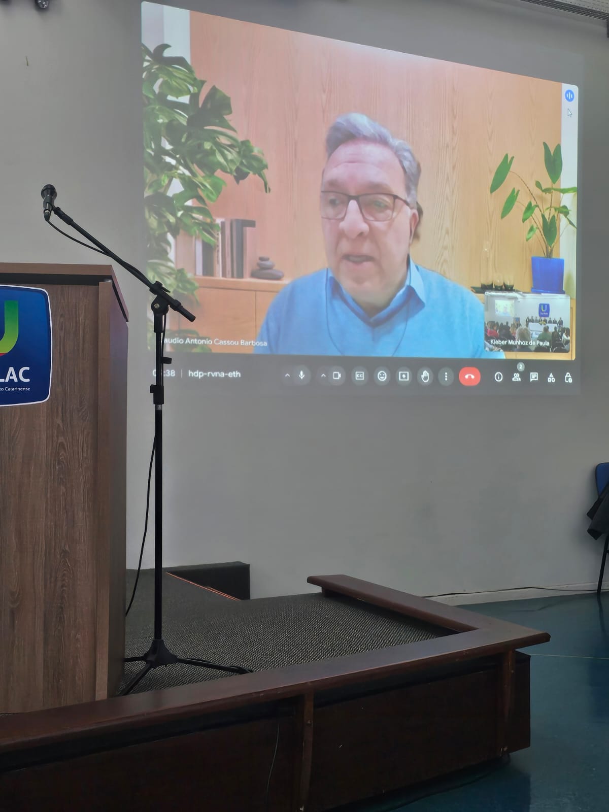 Desembargador Antônio Cassou no telão.