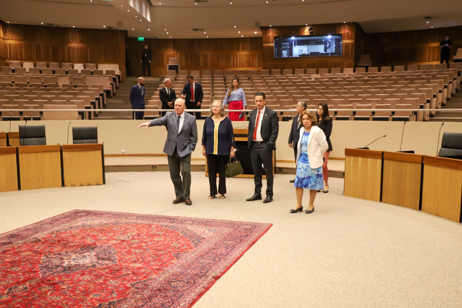 Ministra Dora conhece o Plenário do TRT-RS