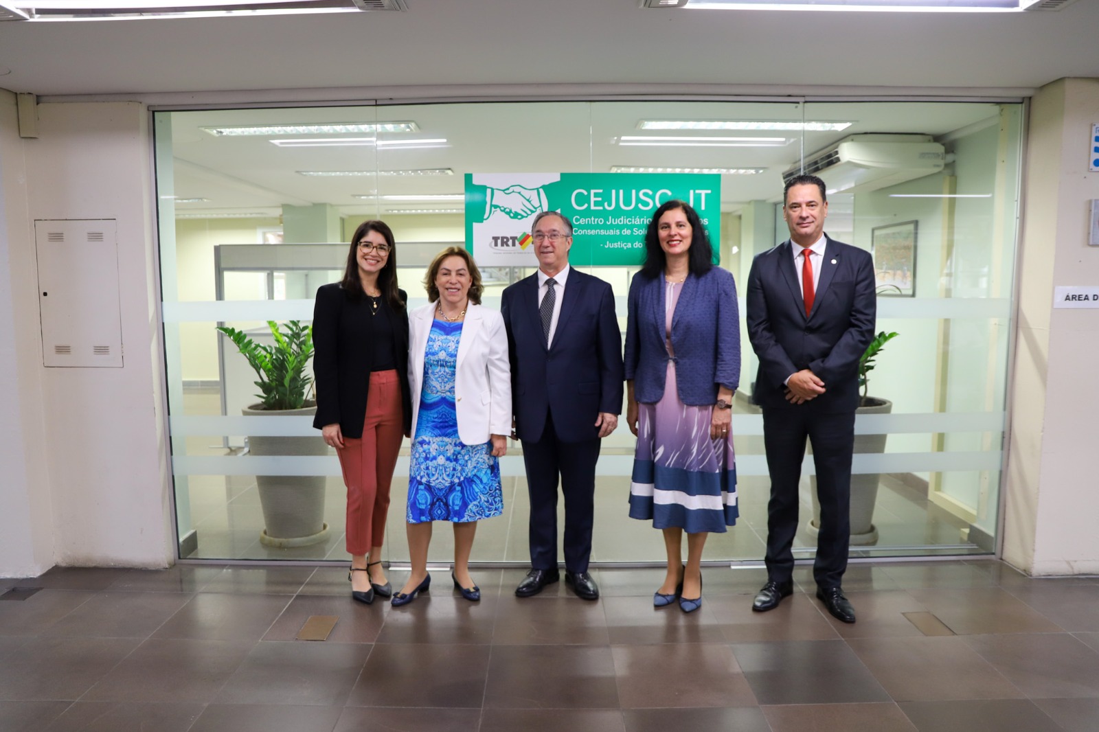 Visita da ministra Dora ao Cejusc 1º Grau.