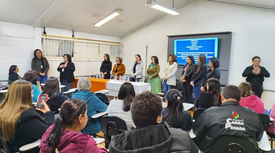 fotografia dos participantes na roda de conversa em erechim