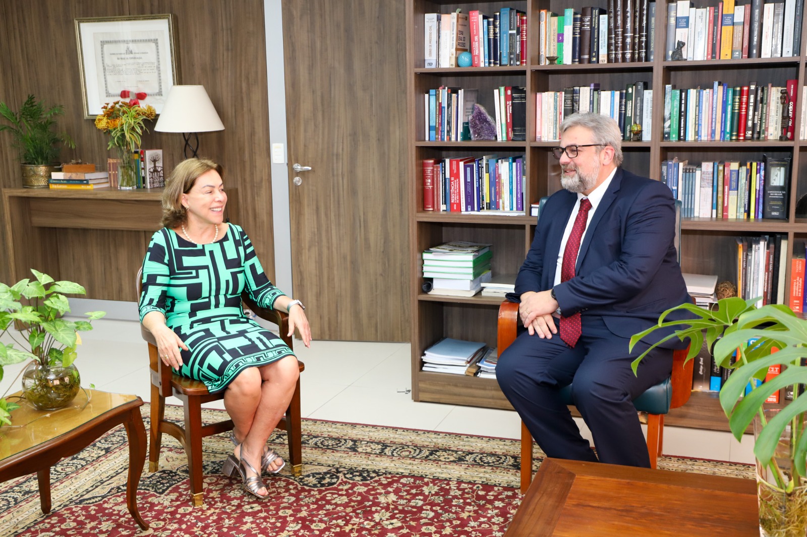 Ministra Dora e presidente da AmatraIV, juiz Tiago Mallmann Sulzbach.